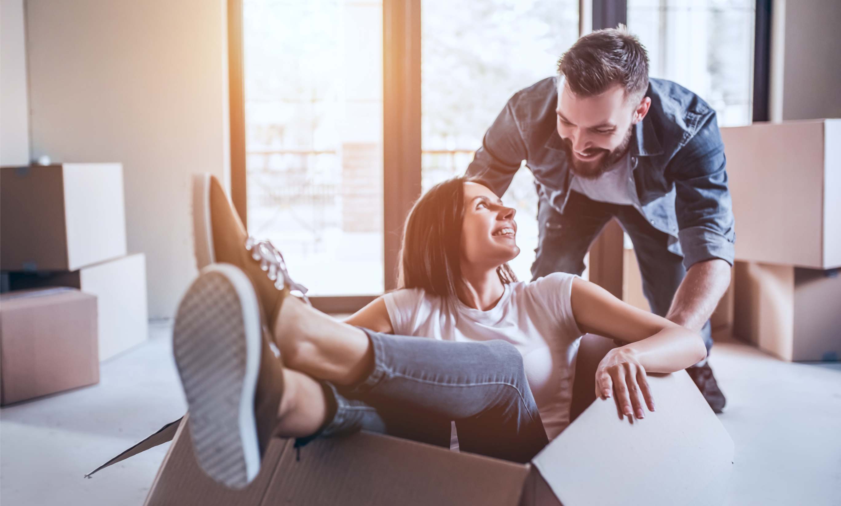 Retter helfen einer eingeklemmten Person dringend aus Trümmern und beweisen in einer Krisensituation intensive Zusammenarbeit und Entschlossenheit.